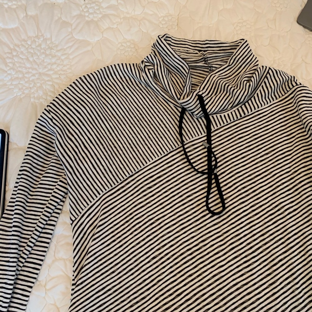 High neck striped sweatshirt